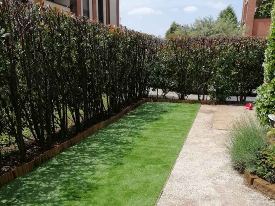 posa-di-erbetta-sintetica-in-giardino-monza-brianza